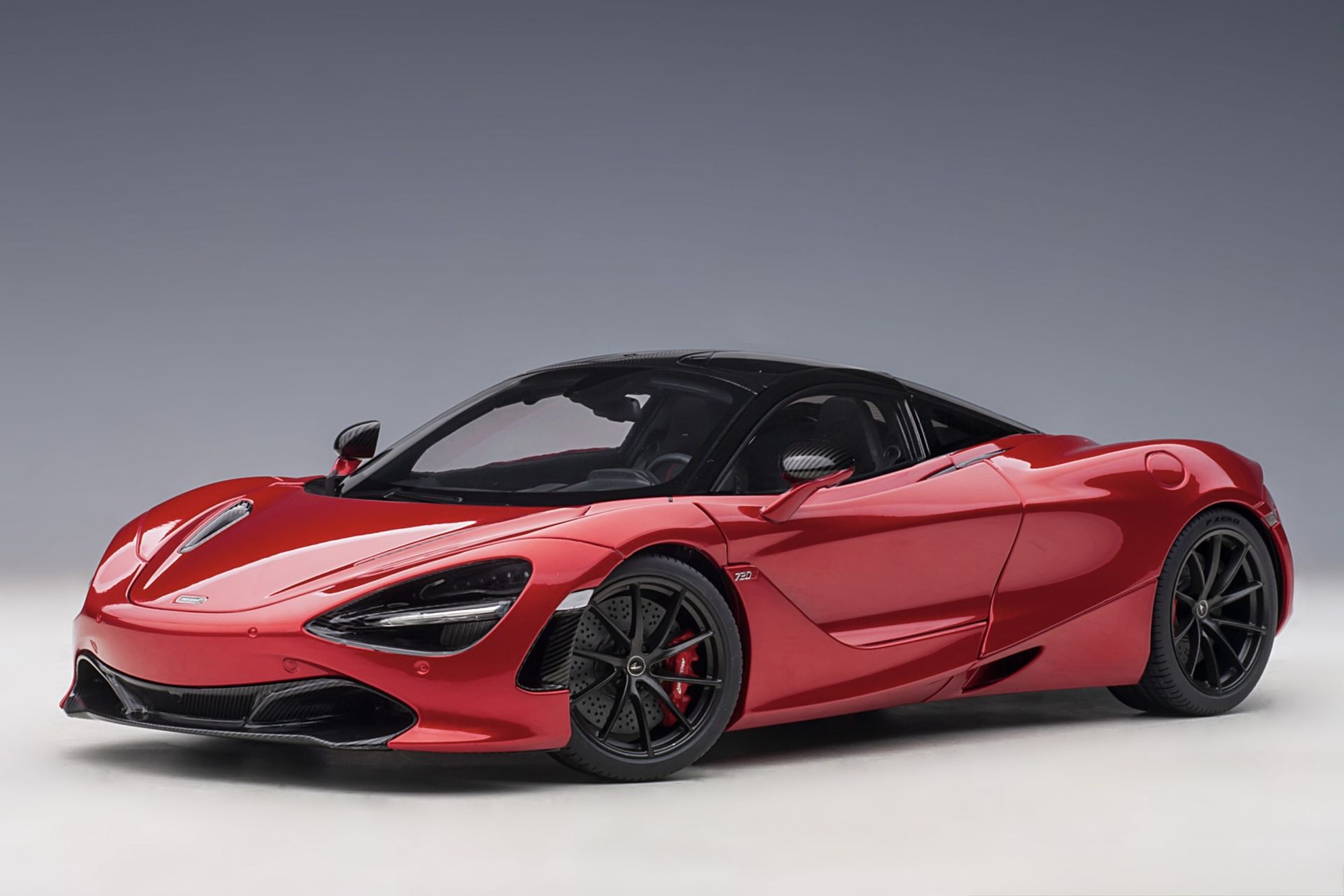 1:18 McLaren 720S Memphis Red 76072 - Autoart