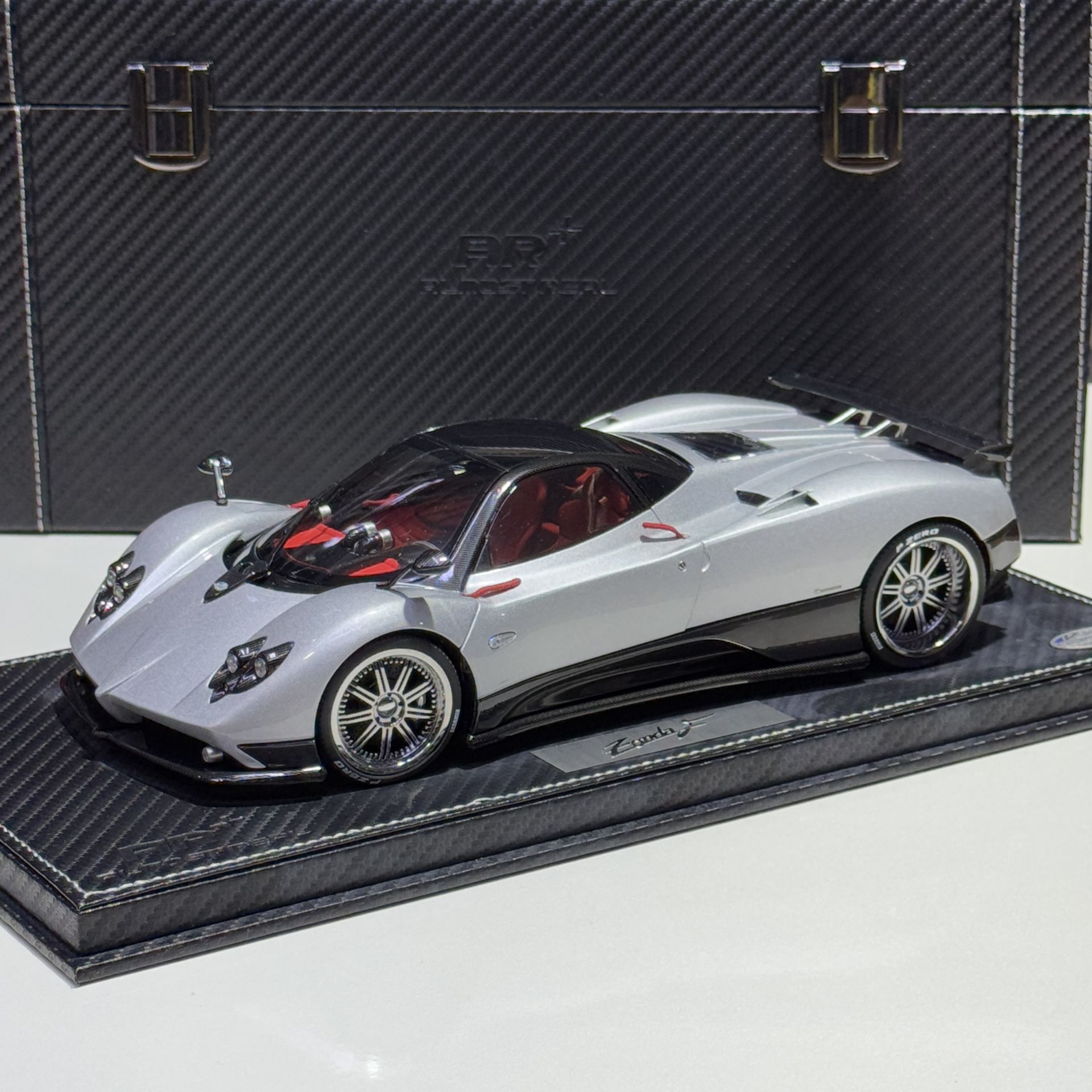 1:18 Pagani Zonda F Grigio Mercurio 2005 Diecast - Almost Real/BBR
