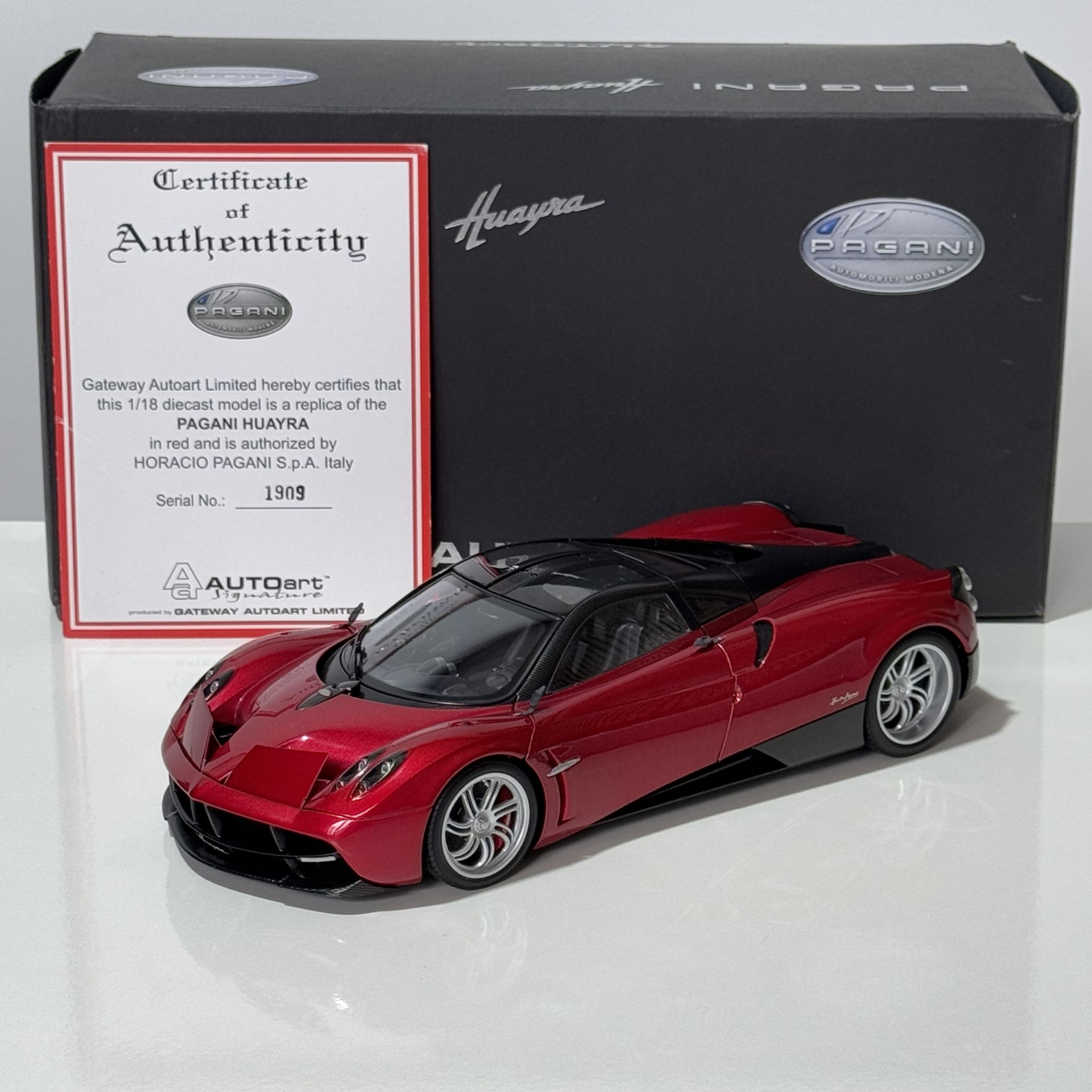 1:18 Pagani Huayra Red Met Black 2012 Diecast 78268 - Autoart