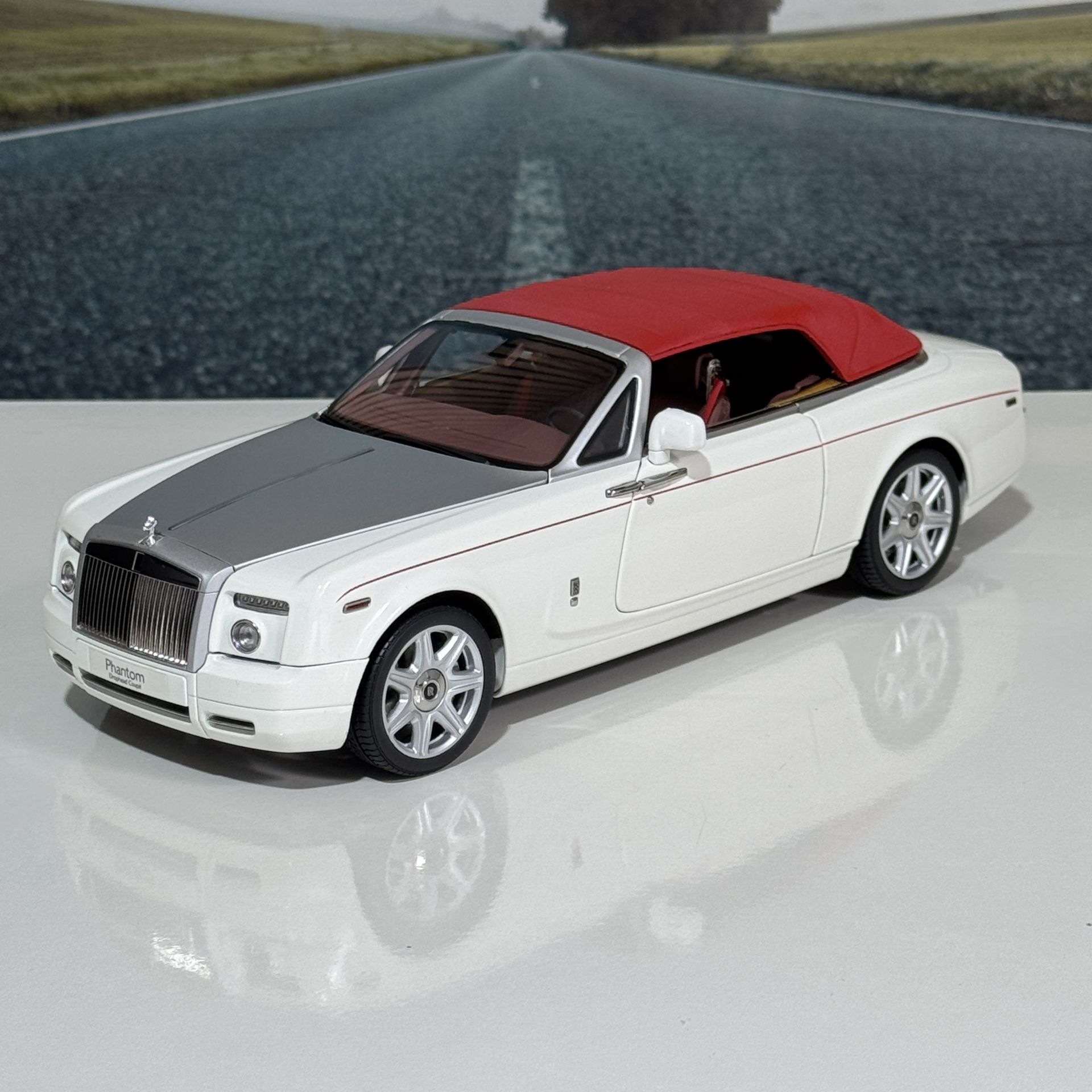 1:18 Rolls Royce Phantom Drophead Coupe English White - Kyosho