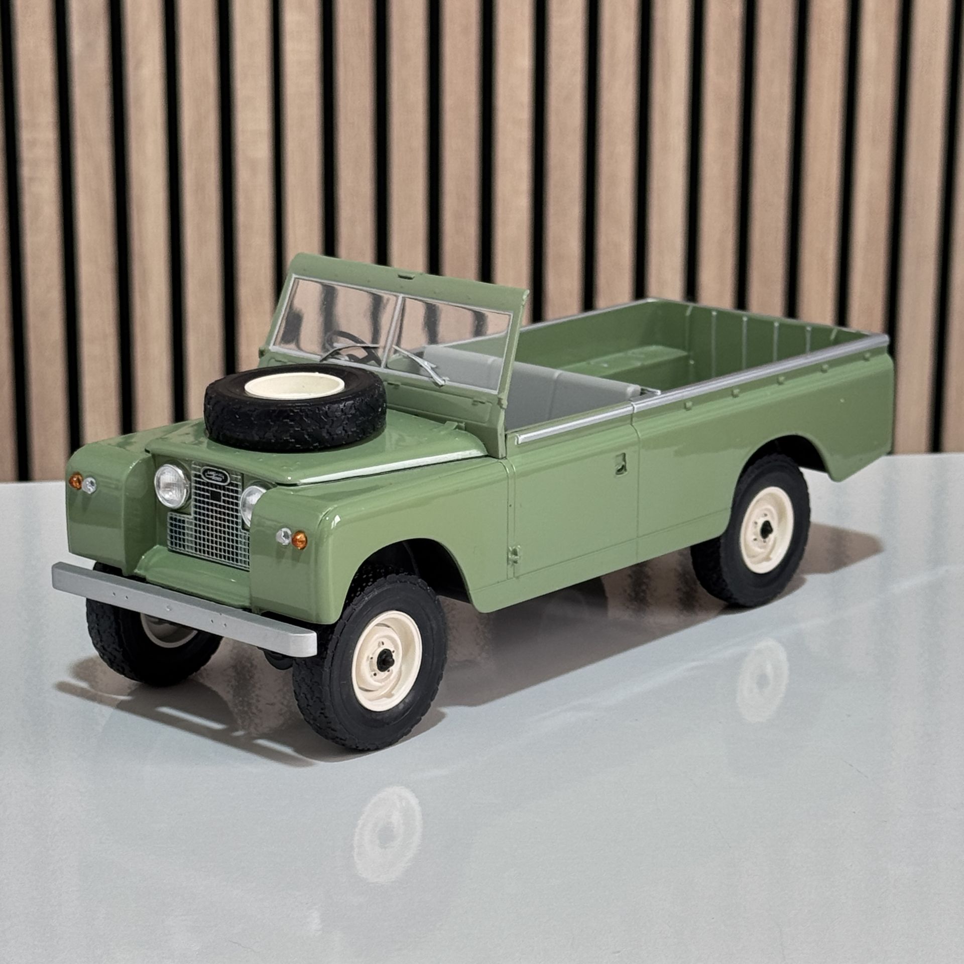 1:18 Land Rover 109 Pick Up Serie II Green - MCG
