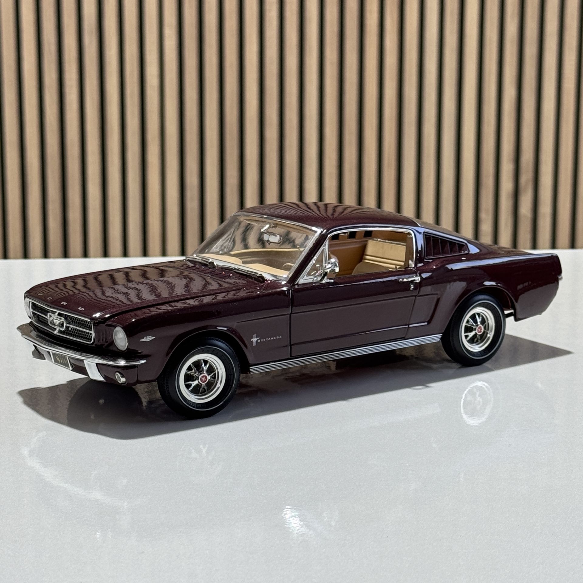 1:18 FORD Mustang 2+2 HATALI - Auto World