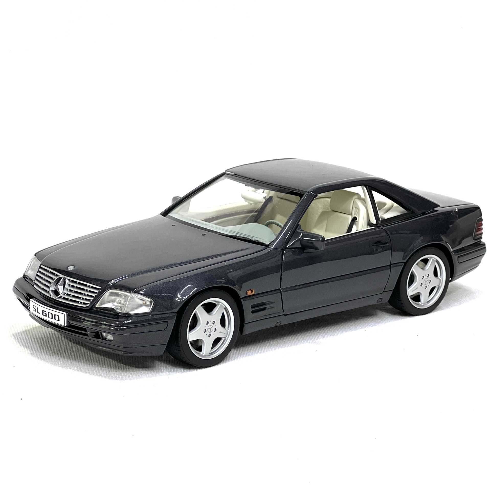 1:18 Mercedes-Benz SL600 R129 Black 1995 - Autoart Dealer