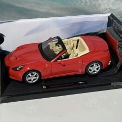 1:18 Ferrari New California Spider 2009 Red - Hot Wheels Elite