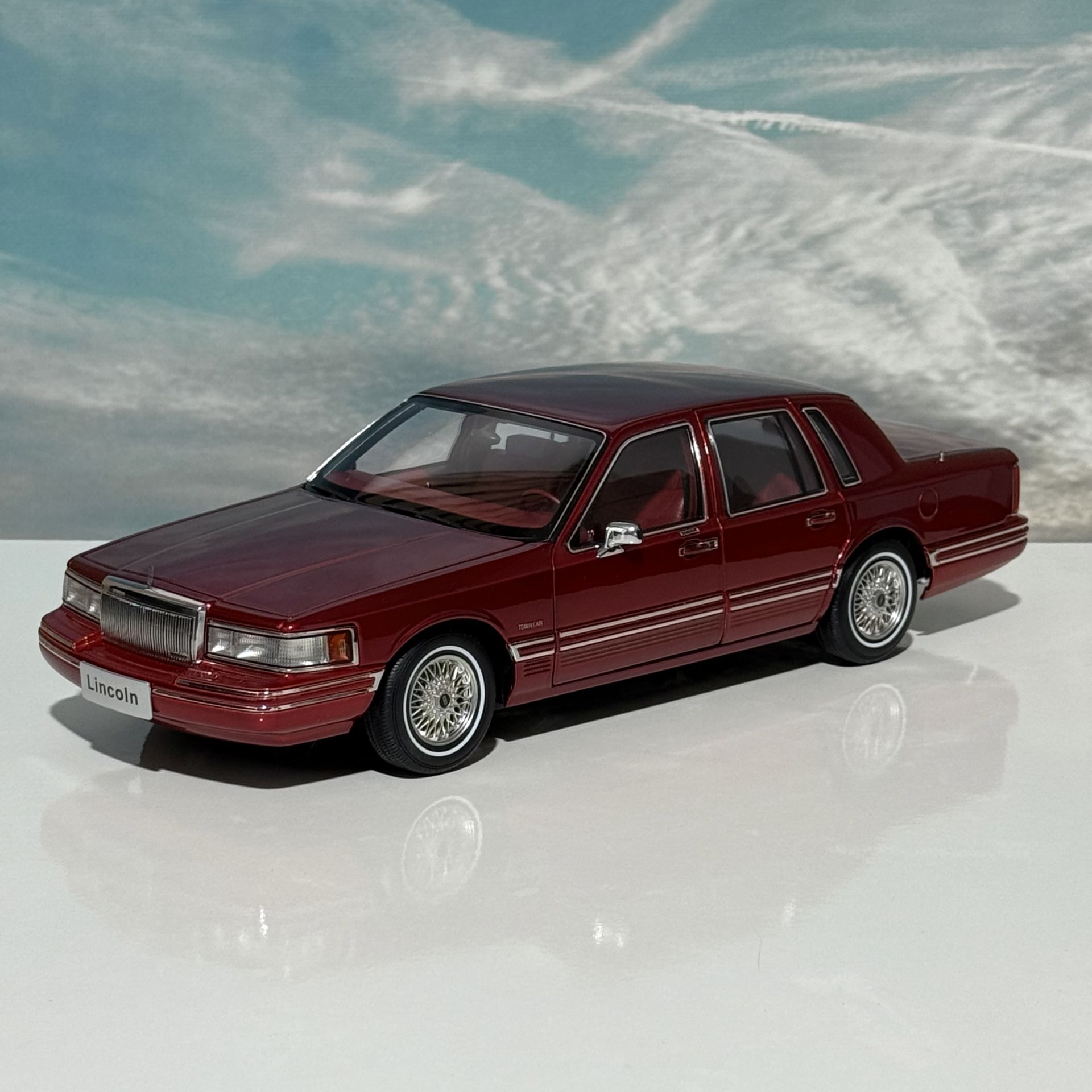 1:18 Lincoln Town Car 1995 Red 200 pcs -XiaoGuang Model