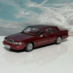 1:18 Lincoln Town Car 1995 Red 200 pcs -XiaoGuang Model