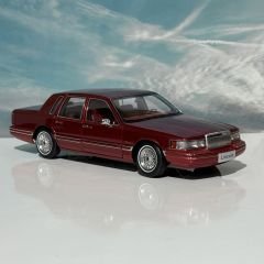 1:18 Lincoln Town Car 1995 Red 200 pcs -XiaoGuang Model