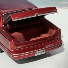 1:18 Lincoln Town Car 1995 Red 200 pcs -XiaoGuang Model