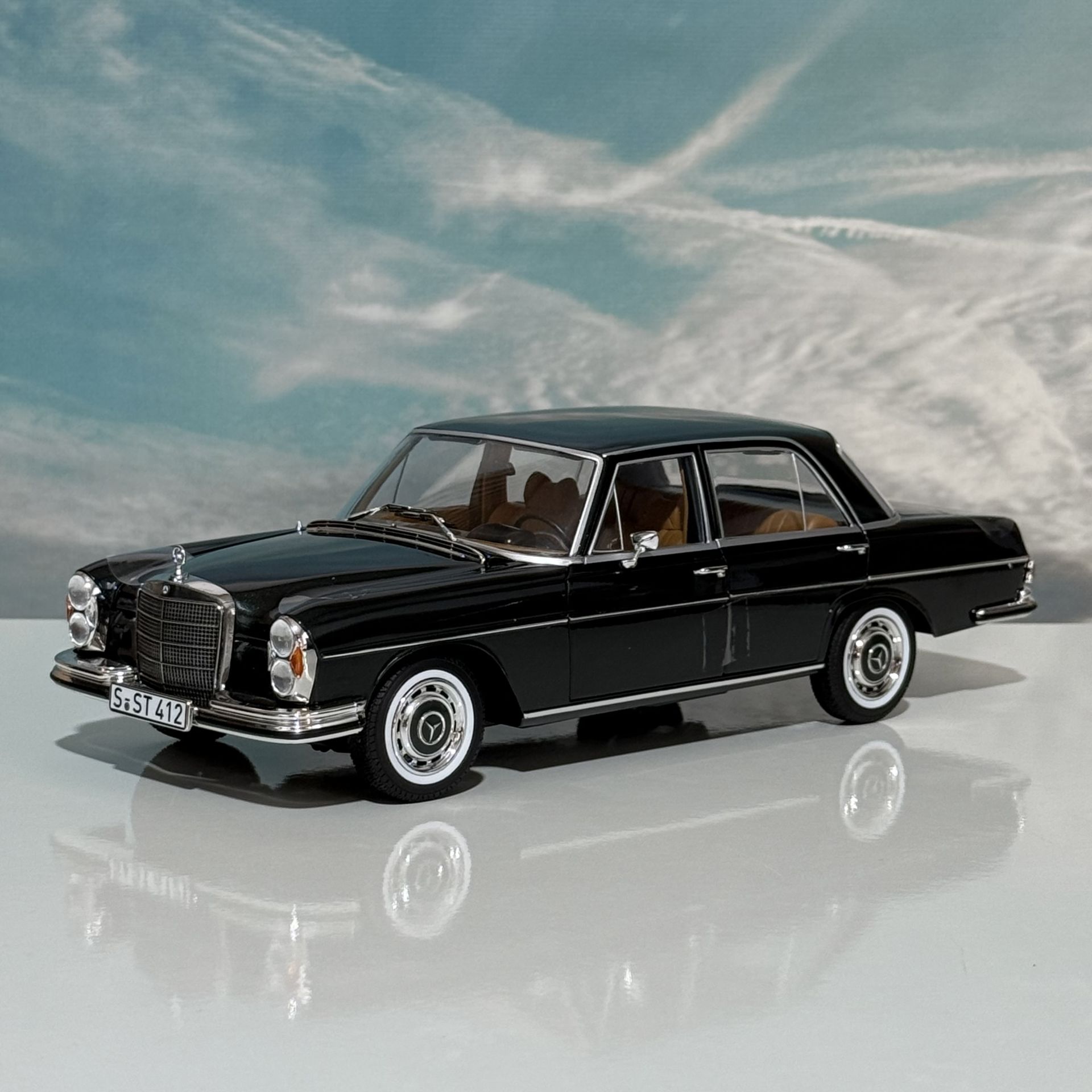 1:18 Mercedes-Benz 280 SE Green Metallic 1968 - Norev