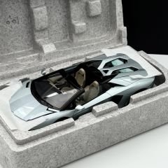 1:18 Lamborghini Aventador LP700-4 Roadster Light Blue - Autoart