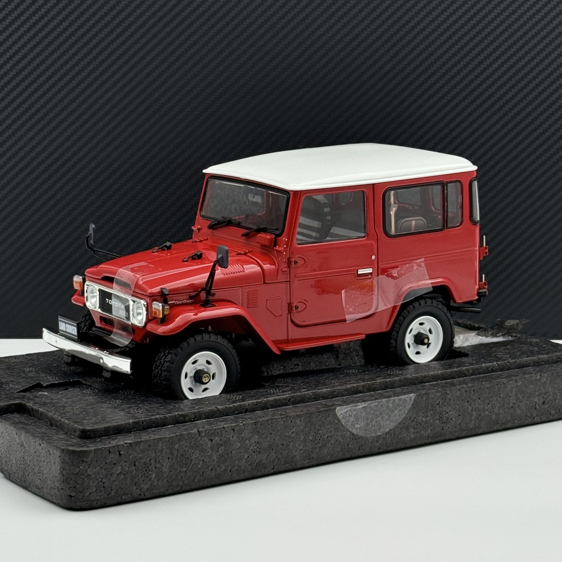 1:18 Toyota FJ40 Land Cruiser Van 4WD Red 1980 - Kyosho