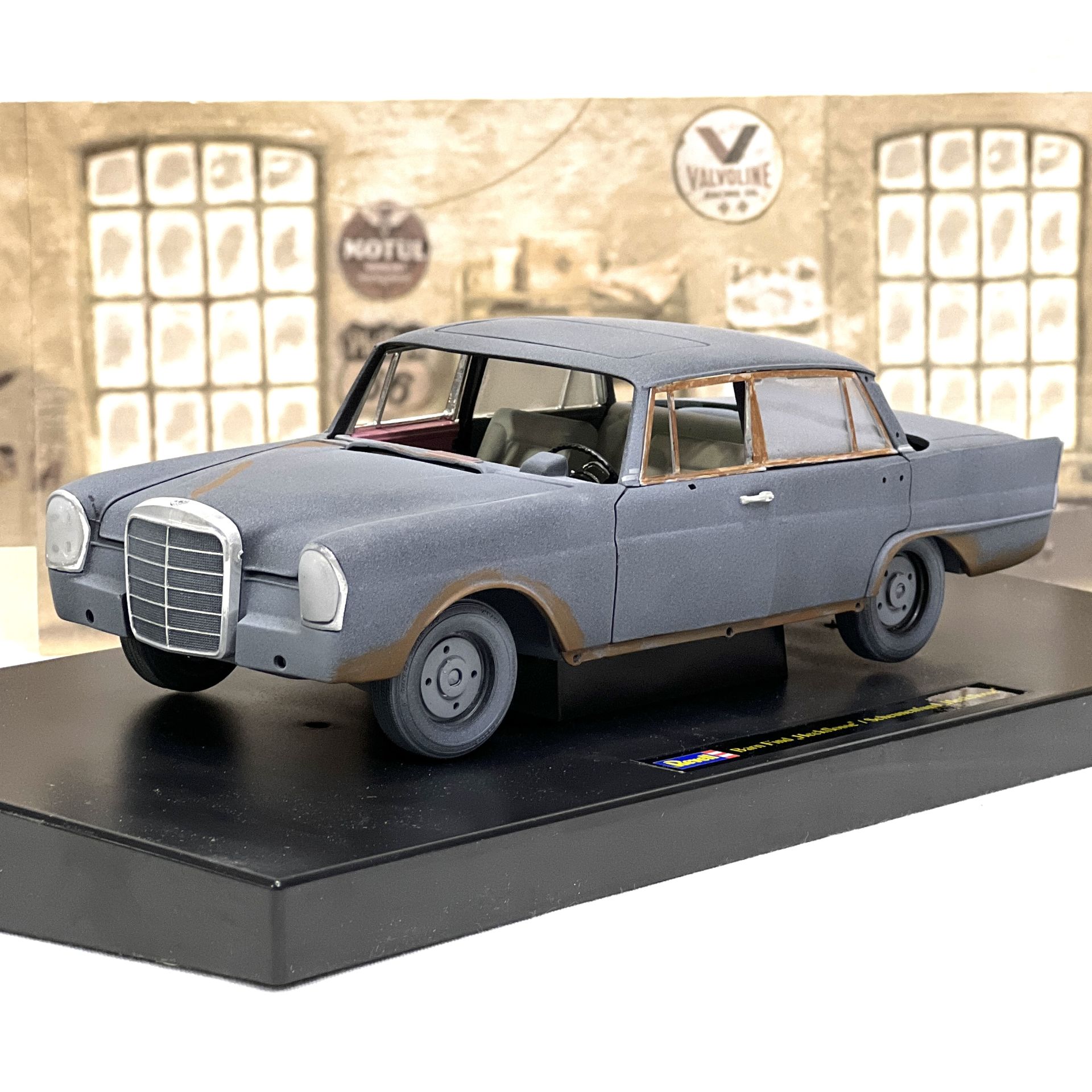 1:18 Mercedes-Benz Heckflosse Barn Find W111 - Revell