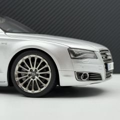 1:18 AUDI A8 Long W12 Ice Silver 2010 - Kyosho / Dealer