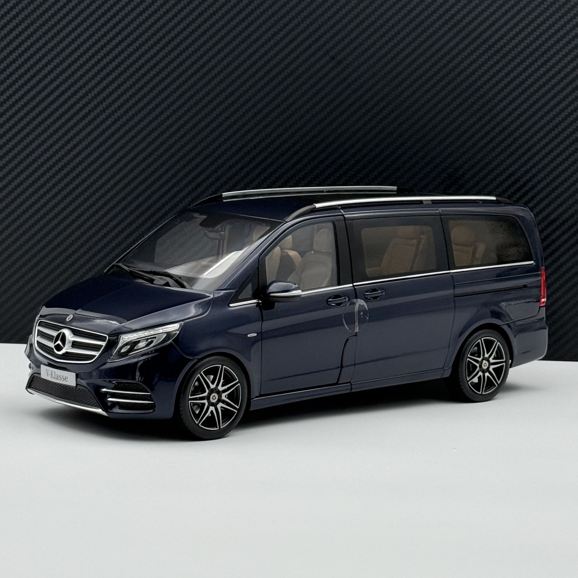 1:18 Mercedes-Benz V Class W447 Navy Blue Met - Norev
