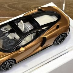 1:18 McLaren GT 2019 with Showcase - Spark