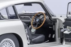 1:18 Aston Martin DB5 Goldfinger with Weapons 007 James Bond - Autoart