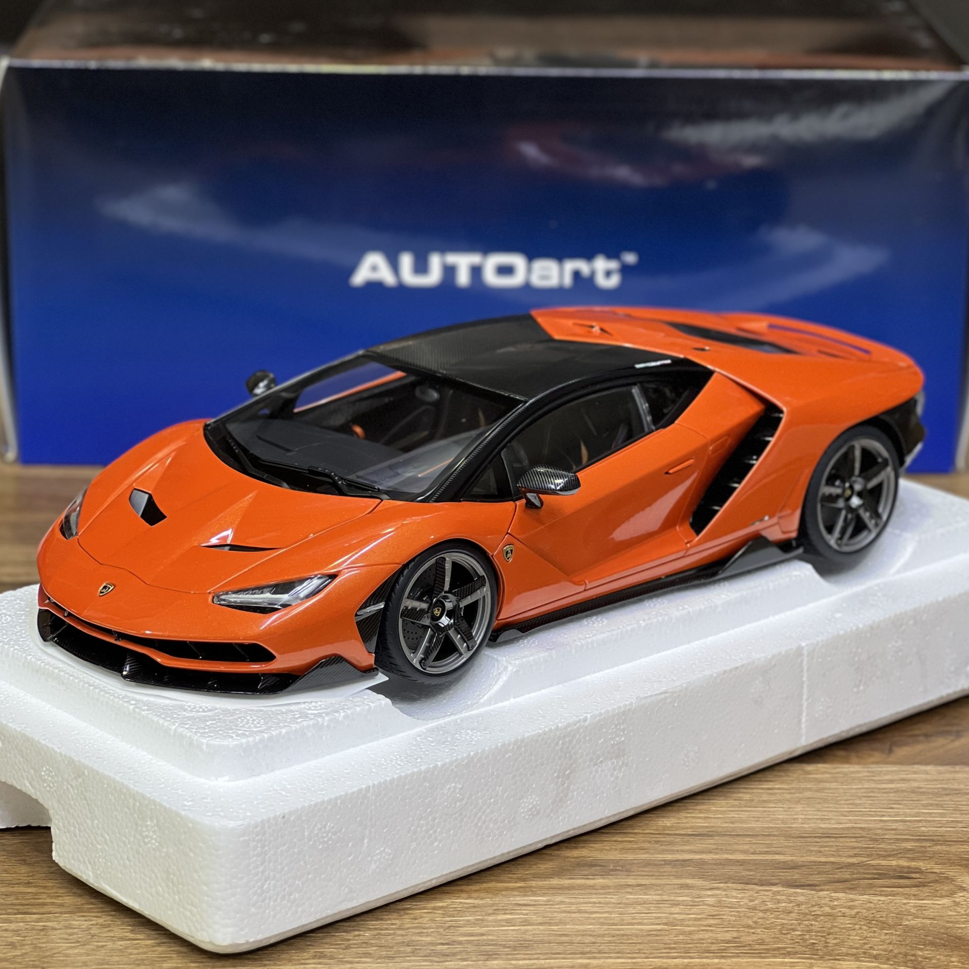 1:18 Lamborghini Centenario Orange Argos 2016 - Autoart
