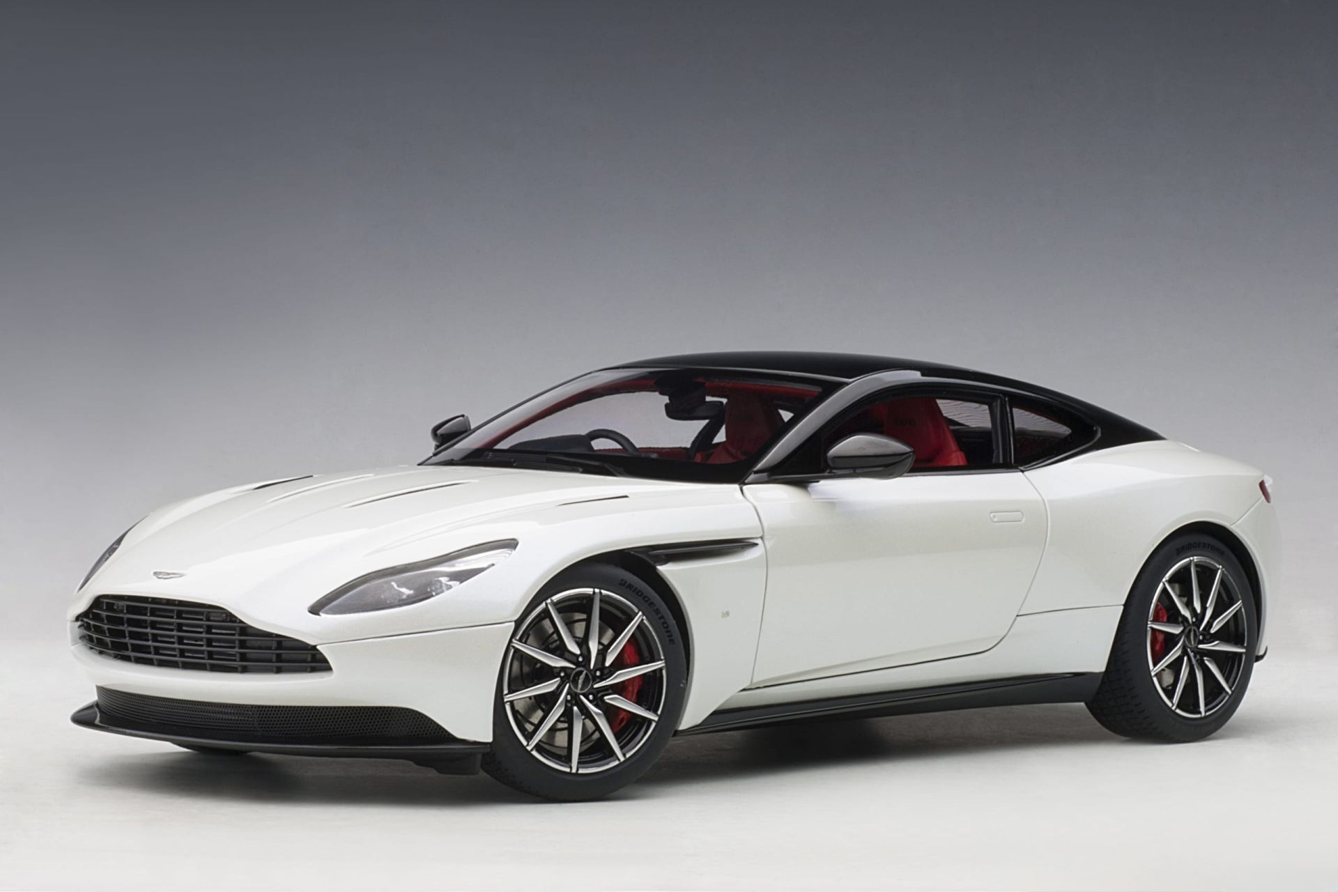1:18 Aston Martin DB11 Morning Frost White 70266 - Autoart