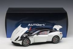 1:18 Aston Martin DB11 Morning Frost White 70266 - Autoart
