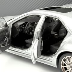 1:18 Cadillac CTS-V Silver 4 Door 2009 - Kyosho