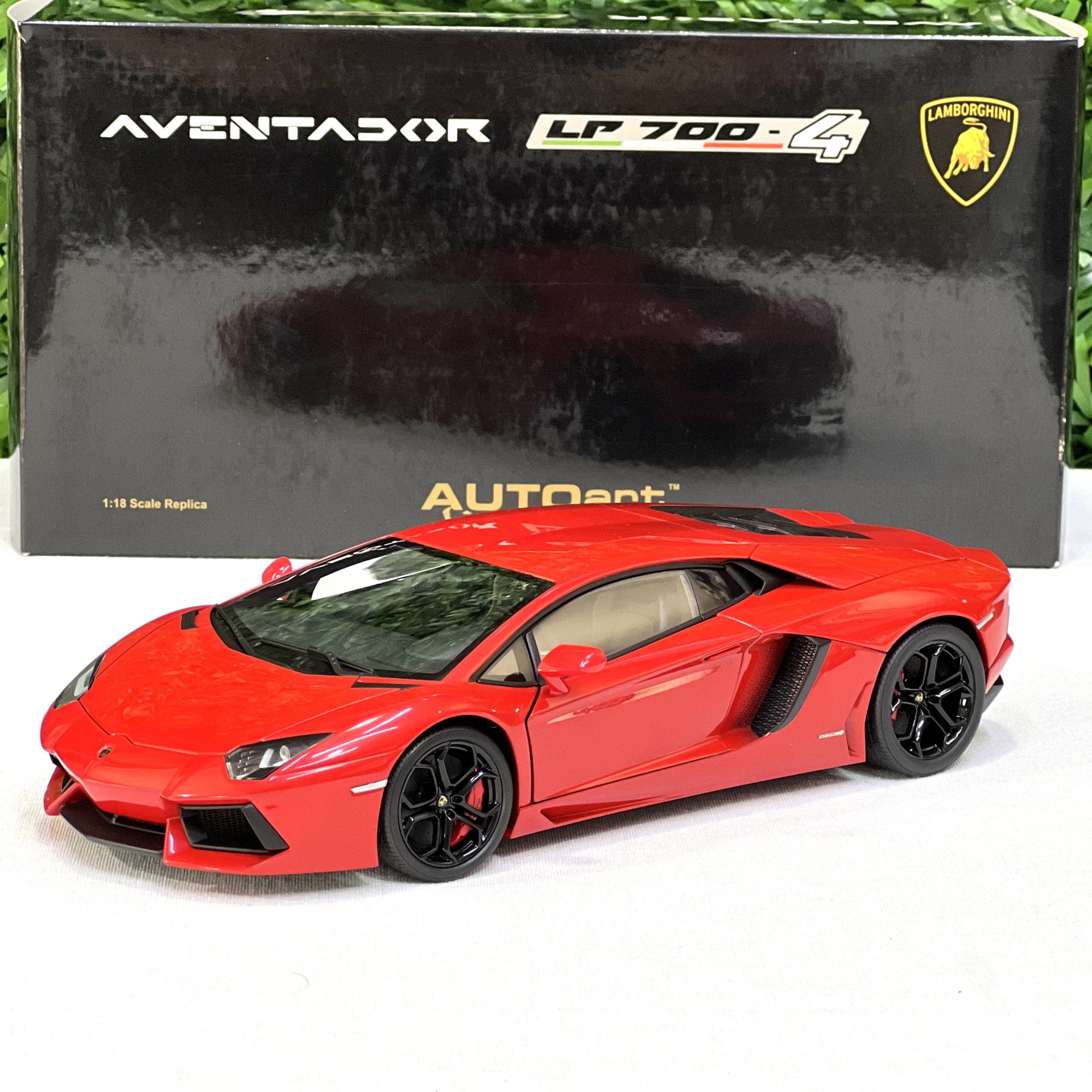 1:18 Lamborghini Aventador LP700-4 Red Met 2011 - Autoart