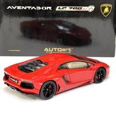 1:18 Lamborghini Aventador LP700-4 Red Met 2011 - Autoart