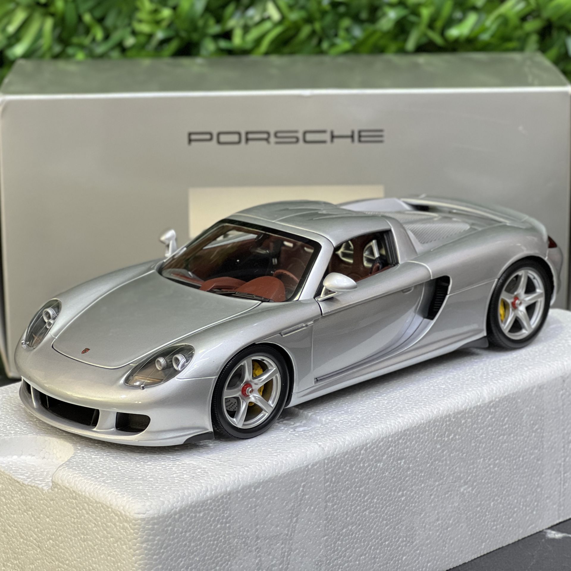 1:18 Porsche Carrera GT Silver - Minichamps Dealer High End