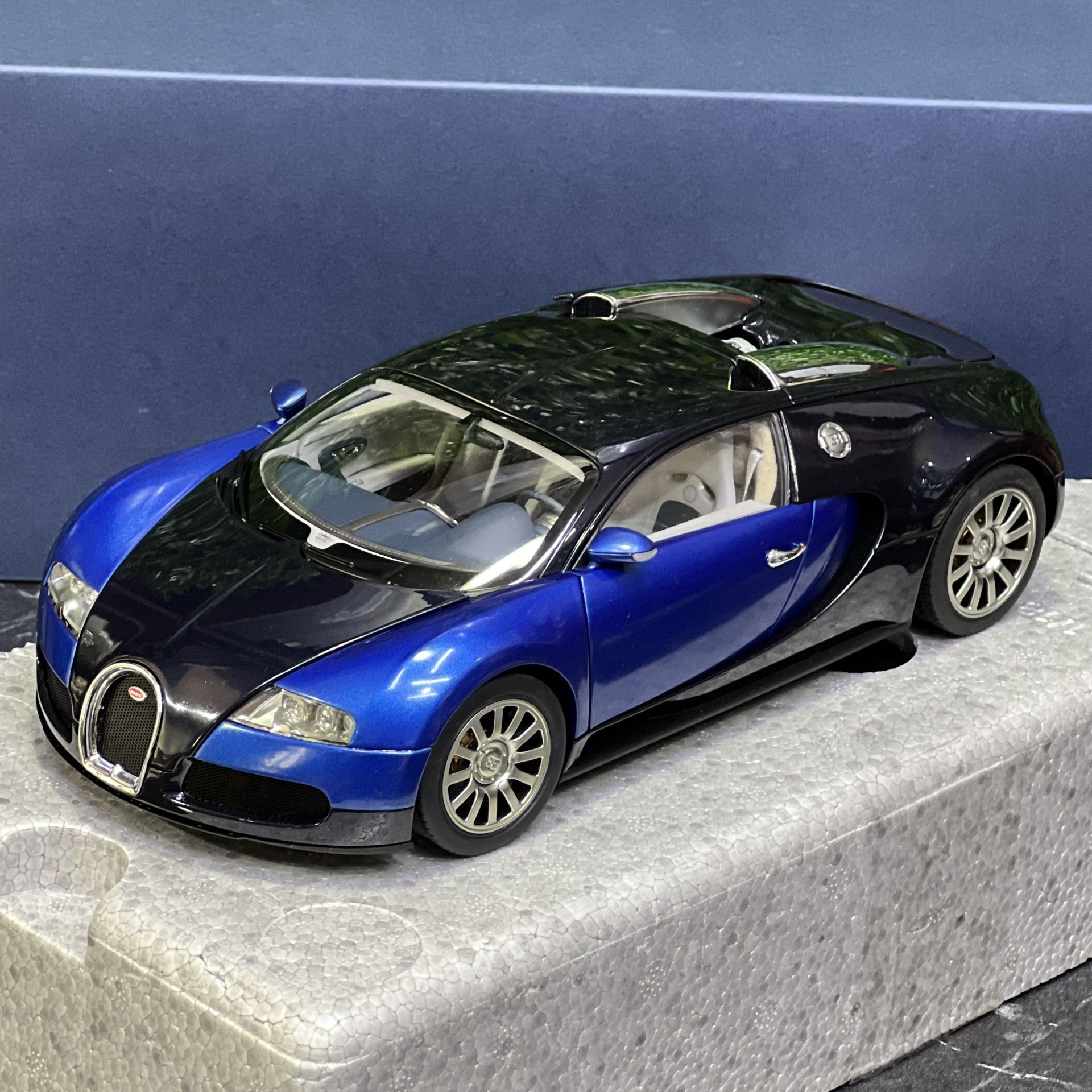 1:18 Bugatti Veyron 16.4 Production Car Black Blue - AutoArt