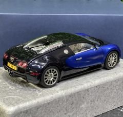 1:18 Bugatti Veyron 16.4 Production Car Black Blue - AutoArt