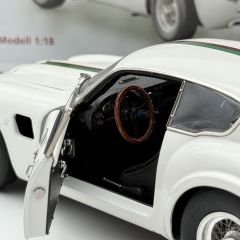 1:18 Aston Martin DB4 GT Zagato 1961 Le Mans - CMC