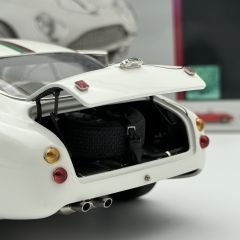 1:18 Aston Martin DB4 GT Zagato 1961 Le Mans - CMC