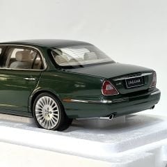 1:18 Jaguar XJ6 X350 British Racing Green 2003 - Almost Real