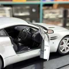 1:18 Aston Martin V8 Vantage Titanium Silver 70201 - Autoart