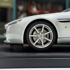 1:18 Aston Martin V8 Vantage Titanium Silver 70201 - Autoart