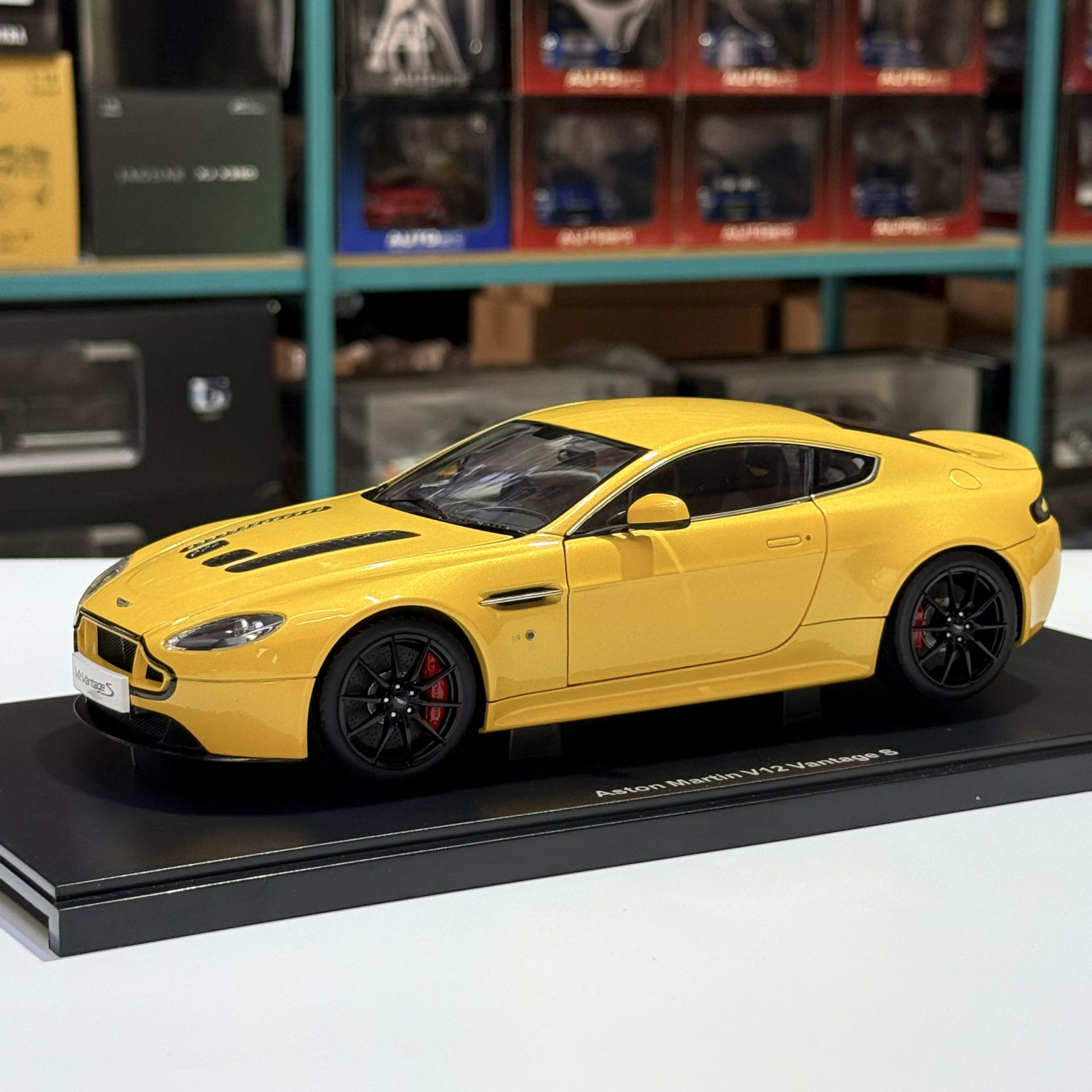 1:18 Aston Martin V12 Vantage S 2015 Yellow Tang 70252- Autoart