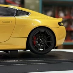 1:18 Aston Martin V12 Vantage S 2015 Yellow Tang 70252- Autoart
