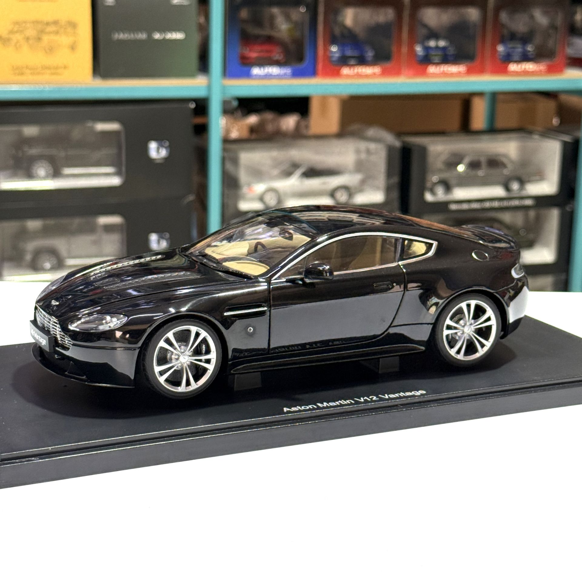 1:18 Aston Martin V12 Vantage 2010 Black 70207- Autoart