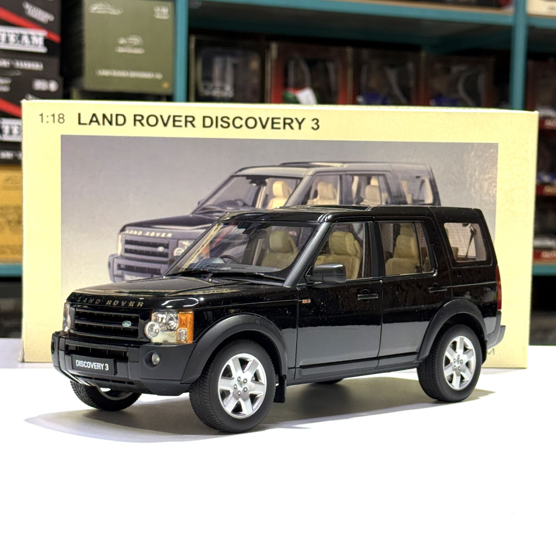 1:18 Land Rover Discovery 3 2005 Black 74802 - Autoart