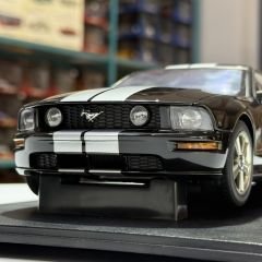 1:18 Ford Mustang GT 2005 Production Version Black Silver Stripes - Autoart