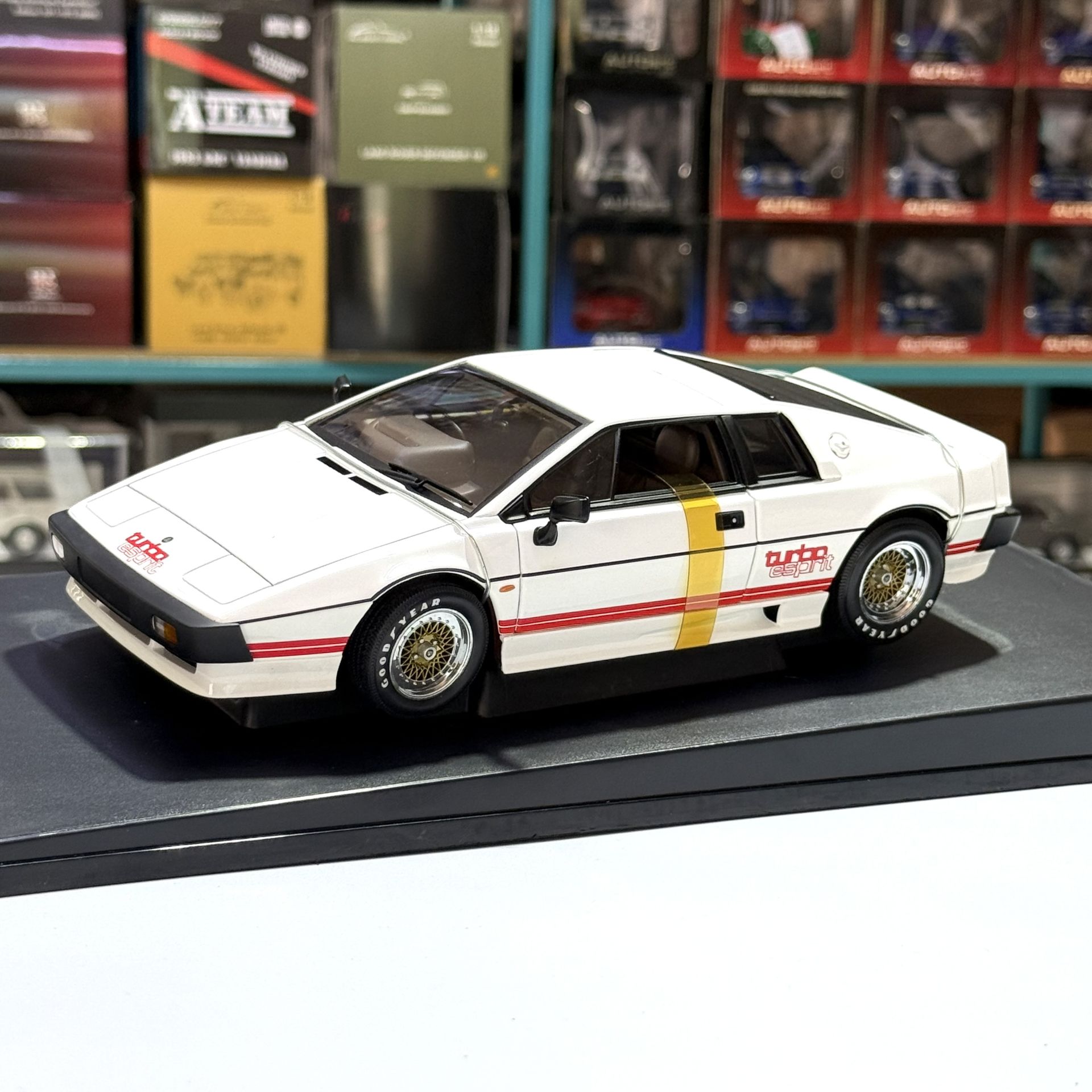 1:18 Lotus Esprit Turbo 1982 RHD White 70062 - Autoart