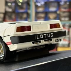1:18 Lotus Esprit Turbo 1982 RHD White 70062 - Autoart