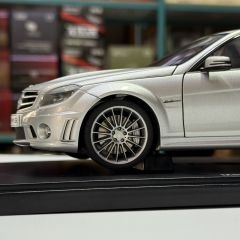 1:18 Mercedes-Benz C63 AMG Silver with Leather Seat W204 - Autoart