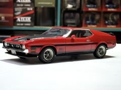 1:18 Ford Mustang Mach 1 Red Fastback 1971 72822 - Autoart