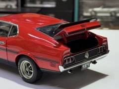 1:18 Ford Mustang Mach 1 Red Fastback 1971 72822 - Autoart