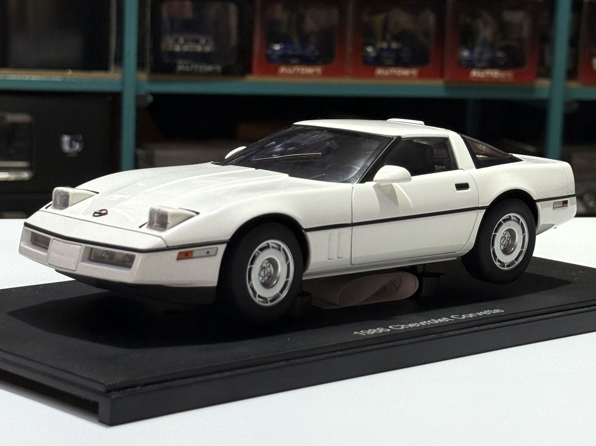 1:18 Chevrolet Corvette C4 White 1986 71243 - Autoart
