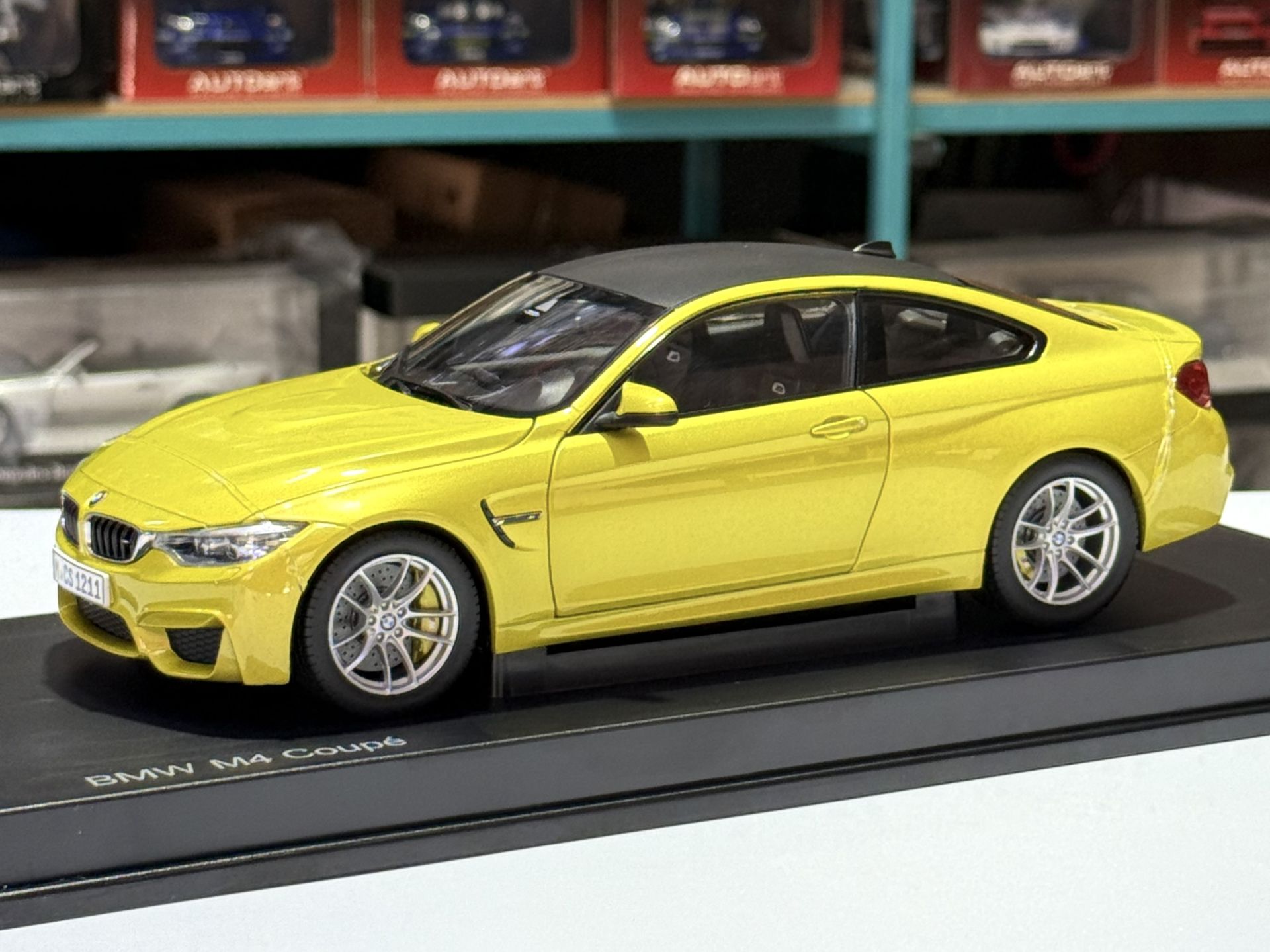 1:18 BMW M4 F82 Coupe Austin Yellow 2014 - Paragon