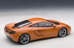 1:18 McLaren 12C Orange Metallic 2011 76006 - Autoart Signature