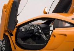 1:18 McLaren 12C Orange Metallic 2011 76006 - Autoart Signature