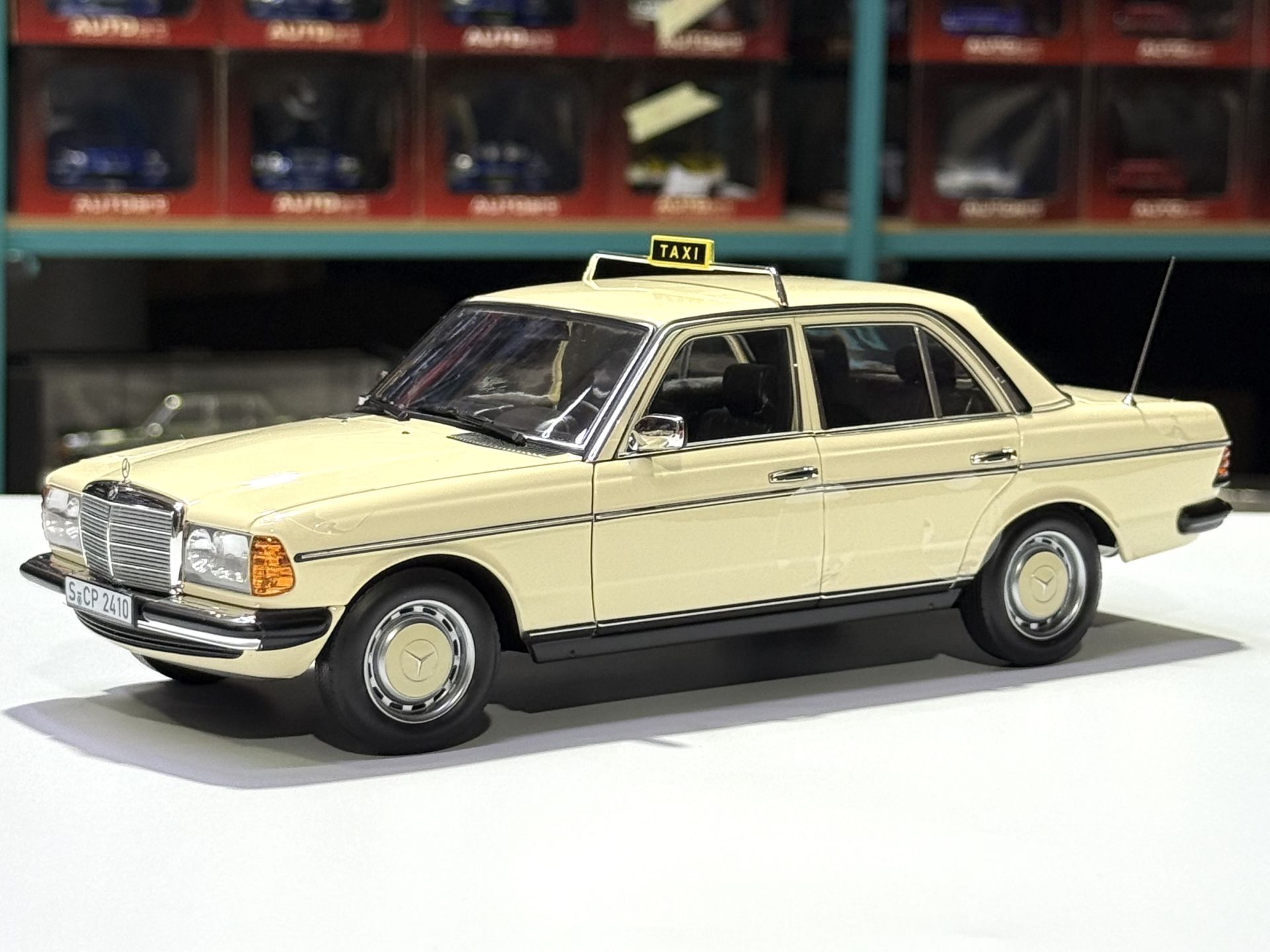 1:18 Mercedes-Benz 200 W123 Taxi Light Ivory  1980 - Norev