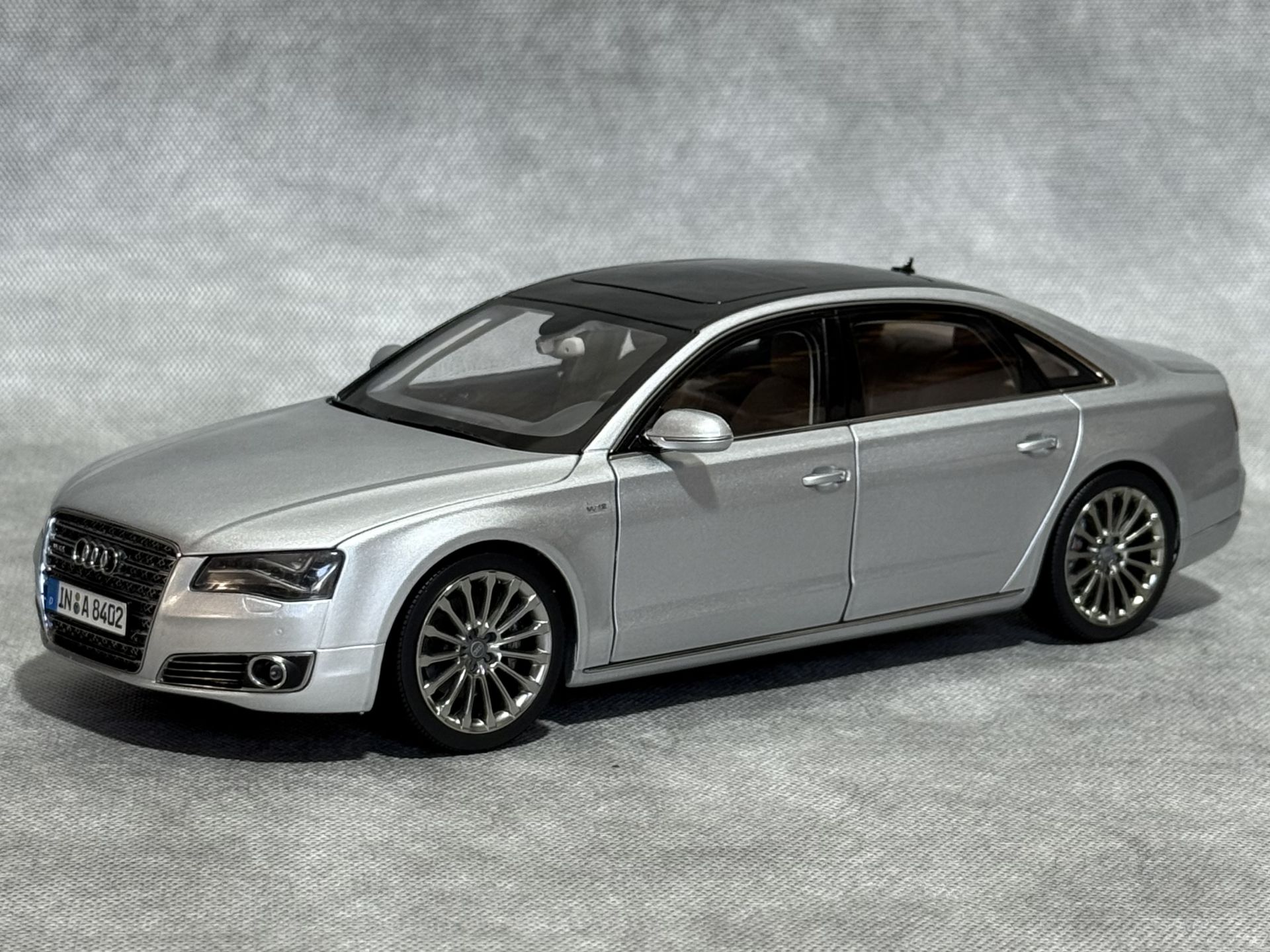 1:18 AUDI A8 Long W12 Ice Silver 2010 - Kyosho / Dealer